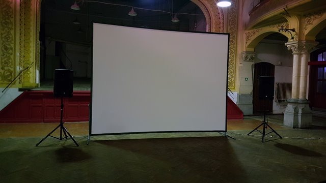 location écrans sur cadre, location de grands écrans de projection